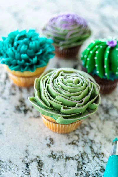 Using Buttercream Frosting Vanilla Chocolate Cupcakes Intricately Decorated Resemble Various — Stock Photo, Image