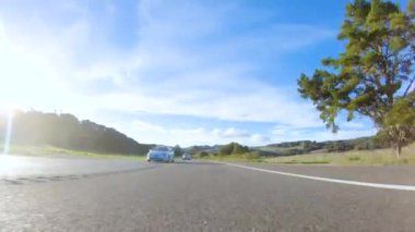 Los Angeles, California, ABD-4 Aralık 2022-POV-Basking güneşli bir kış gününün güzelliği altında, Las Cruces, Kaliforniya yakınlarındaki HWY 1 'de sürüş harika manzaralar sunuyor.