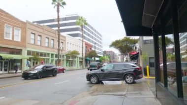 Pasadena, California, ABD-4 Aralık 2022 - Kasvetli bir kış gününde Pasadenas şehir merkezinde tarihi, ağaçlarla kaplı sokaklar sakin ve kasvetli bir atmosferle kaplanır.