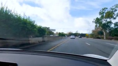 Los Angeles, California, ABD-4 Aralık 2022 HWY 101 'de Santa Barbara, California yakınlarında yol bulutlarla kaplanarak, hala kasvetli bir atmosfer yaratıyor.