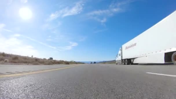 カリフォルニア州Hwy 米国12月3日 2022年 カリフォルニア州ネバダ州からカリフォルニア州へのロードトリップで ハイウェイ15を運転しながら 風光明媚な景色と州間のエキサイティングな旅を提供しています — ストック動画