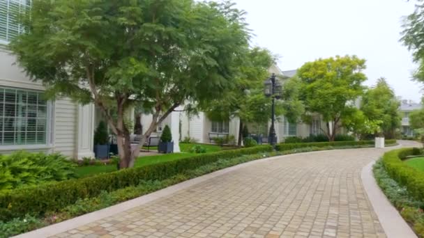 美国加利福尼亚州洛杉矶 2022年12月4日 在一个阴郁的冬日 一个静谧的步行经过位于加州宁静的米拉玛海滩的优雅的罗斯伍德酒店 — 图库视频影像