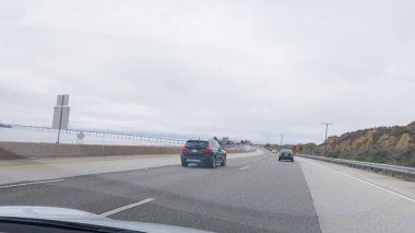 Los Angeles, California, ABD-4 Aralık 2022-POV Yolu 101. Rincon Sahili yakınlarında kasvetli, bulutlu bir kış günü.