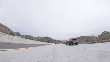 Los Angeles, California, ABD-4 Aralık 2022-POV yağmurlu bir kış günü, Los Angeles, Kaliforniya yakınlarındaki HWY 134 'te sürerken, yağmur damlalarıyla kaplı lensler aracılığıyla atmosferi yakalar ve benzersiz bir ekleme yapar.