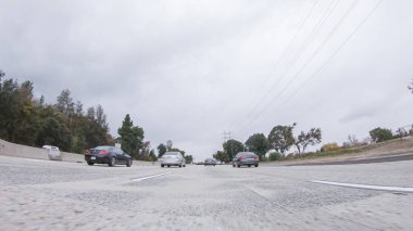 Los Angeles, California, ABD-4 Aralık 2022-POV California HWY 134 Pasadena yakınlarında bulutlu bir kış günü.