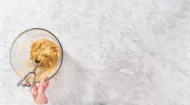 Düz yatıyordu. Kurabiye hamuru kepçesiyle kurabiye hamuru pişirip parşömen kağıdıyla kaplanmış bir tepsiye koyup muzlu kurabiyeleri çikolatalı çiselemek..