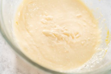 Havuçlu kek için krem peyniri doldurmak için karışımı büyük bir karıştırıcı ile karıştırıyorum..