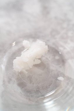 Çikolatalı havuçlu kek yapmak için cam karıştırma kabında ölçülmüş malzemeler..