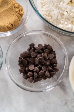 Muzlu kurabiyeleri çikolatalı çiselemeyle karıştırmak için bardaktaki ölçülü malzemeler..