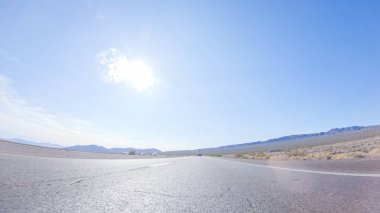 Nevada 'dan Kaliforniya' ya bir yolculuğa çıkmak, 15. Otoyol 'da sürmek, manzaralı manzaralar ve eyaletler arasında heyecanlı bir yolculuk sunuyor..