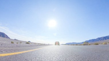 Nevada 'dan Kaliforniya' ya bir yolculuğa çıkmak, 15. Otoyol 'da sürmek, manzaralı manzaralar ve eyaletler arasında heyecanlı bir yolculuk sunuyor..