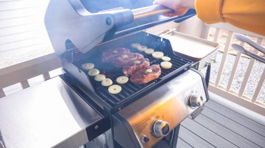 Açık hava gaz ızgarası iyi bir amaç için kullanılıyor. Pirzola bifteği ve soğan halkalarının sesi ve aromasıyla cızırdıyor..