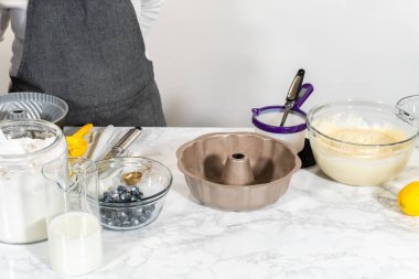 Dikkatli bir şekilde sebze kısaltmayı kek tepsisine uygula, yumuşak, yapışmaz pişirme deneyimini garantiye al.