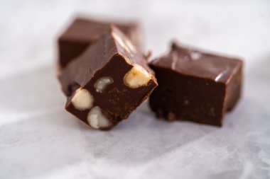 Mutfak tezgahında ev yapımı çikolatalı macadamia şekerleme parçaları..