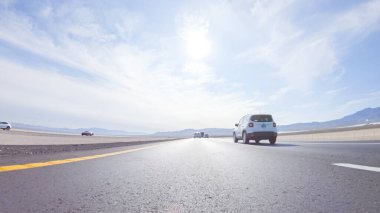 HWY 15, California, ABD-3 Aralık 2022 Nevada 'dan Kaliforniya' ya bir yolculuğa çıkan, gün içinde 15. otoyolda araba kullanan eyaletler arasında manzaralı manzaralar ve heyecan verici bir yolculuk sunuyor..