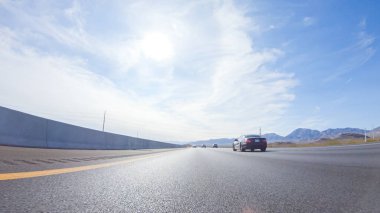 HWY 15, California, ABD-3 Aralık 2022 Nevada 'dan Kaliforniya' ya bir yolculuğa çıkan, gün içinde 15. otoyolda araba kullanan eyaletler arasında manzaralı manzaralar ve heyecan verici bir yolculuk sunuyor..
