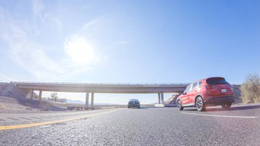 HWY 15, California, ABD-3 Aralık 2022 Nevada 'dan Kaliforniya' ya bir yolculuğa çıkan, gün içinde 15. otoyolda araba kullanan eyaletler arasında manzaralı manzaralar ve heyecan verici bir yolculuk sunuyor..