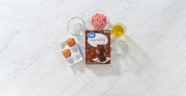 Denver, Colorado, ABD-31 Aralık 2022-Flat Yat. Naneli kek hazırlamak için cam karıştırma kabındaki ölçülü malzemeler..