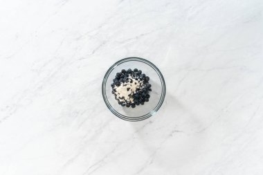 Düz yatıyordu. Pişirmek için taze yaban mersini ve çok amaçlı un kaplamak..