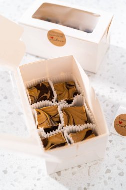 Fıstık ezmeli ev yapımı çikolatalı şekerlemeler beyaz bir hediye kutusuna konuyor..