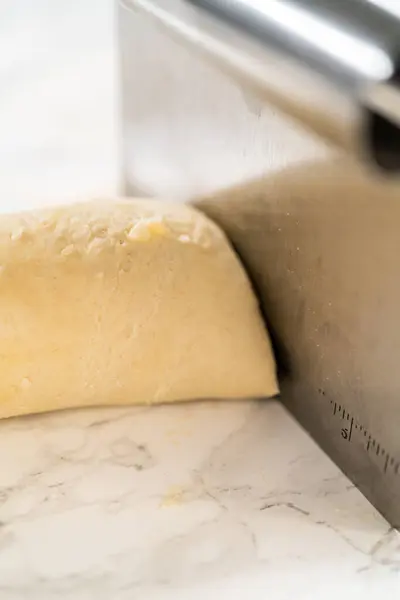 Tarçın Ile Doldurulmuş Rulo Ekmek Hamuru Daha Küçük Rulolara Doğranmış — Stok fotoğraf