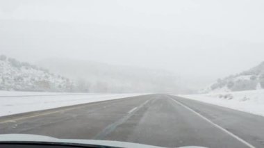 POV-Elektrikli araç Batı Colorado 'daki bir kış fırtınası sırasında I-70 otoyolunda ustaca yol alırken yakalandı..