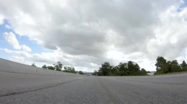 Santa Maria, California, ABD-6 Aralık 2022 - Açık bir kış gününde, Santa Maria, California yakınlarındaki 101. Otoyol boyunca parlak mavi gökyüzü altında,