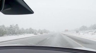 POV-Elektrikli araç Batı Colorado 'daki bir kış fırtınası sırasında I-70 otoyolunda ustaca yol alırken yakalandı..