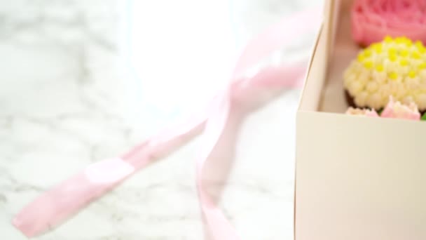 Encerrado Una Caja Cupcakes Papel Blanco Prístino Cada Cupcake Gourmet — Vídeos de Stock