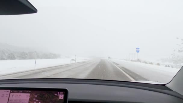 Pov Electric車両は 西コロラド州の冬の嵐の間 70ハイウェイをひどく航行している — ストック動画