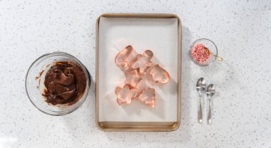 Düz yatıyordu. Kurabiye kesiciyi Noel kurabiyeli naneli şekerlemeyle dolduruyorum..