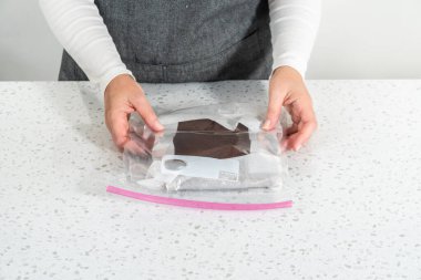 Sade ev yapımı şekerleme yeniden kullanılabilir plastik torbaya saklanıyor.