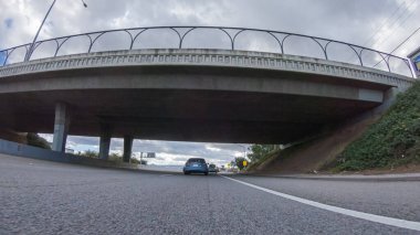 Santa Maria, California, ABD-6 Aralık 2022 - Bulutlu bir kış gününde, Santa Maria, California yakınlarındaki otoban boyunca bulutlu bir gökyüzünün altında, yeşil ve yeşil bir karışımla sorunsuz bir şekilde seyahat eden bir araba.