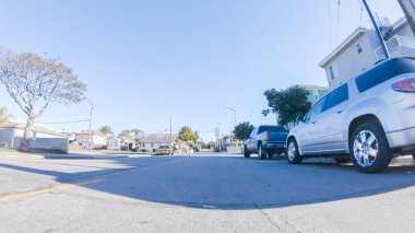 Santa Maria, California, ABD-6 Aralık 2022 Pismo Beach kasabasının sokaklarında kış boyunca araba sürüyor..