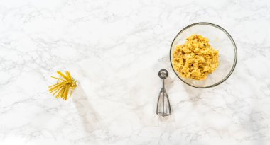 Düz yatıyordu. Cinco de Mayo kutlaması için hamur kepçesiyle kaktüs keki yapmak..