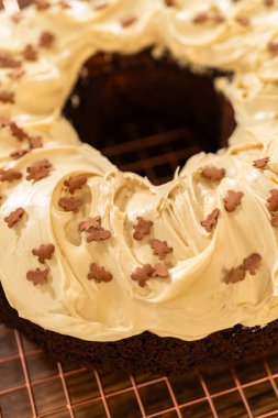 Zencefilli kek bol bol tuzlu karamel şekerli ve üzerine zencefilli çörek serpiştirilmiş..