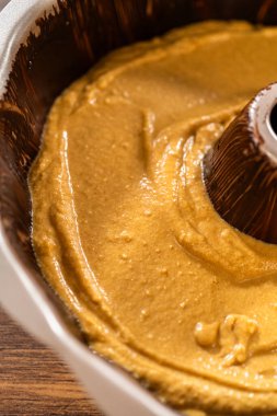 Zencefilli kek hamurunu yağlı kek tepsisine döküyorum. Nefis bir karamel şekerlemesine hazırım..