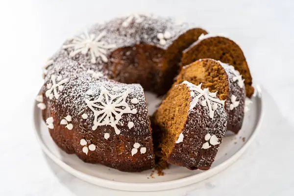 Sliced Gingerbread Bundt Cake Caramel Filling Buttercream Frosting Powdered Sugar — Stock Photo, Image