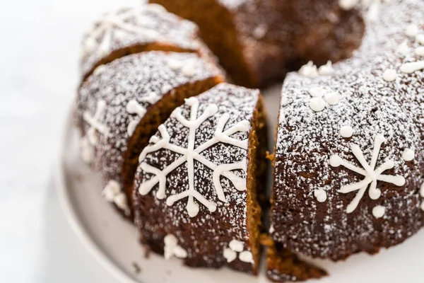 Ciasto Piernika Plasterkach Nadzieniem Karmelowym Lukrem Maślanym Sproszkowanym Pyłem Cukru — Zdjęcie stockowe