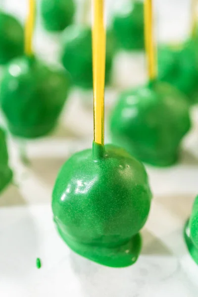 Sumergiendo Bolas Masa Chocolate Derretido Verde Para Hacer Estallidos Pastel — Foto de Stock