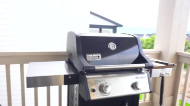 Castle Rock, Colorado, ABD-3 Haziran 2023-Açık hava gaz ızgarası iyi bir amaç için kullanılıyor. Pirzola bifteği ve soğan halkalarının sesi ve aromasıyla cızırdıyor..