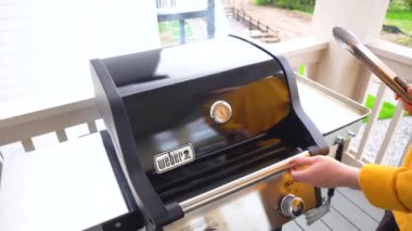 Castle Rock, Colorado, ABD-3 Haziran 2023-Açık hava gaz ızgarası iyi bir amaç için kullanılıyor. Pirzola bifteği ve soğan halkalarının sesi ve aromasıyla cızırdıyor..
