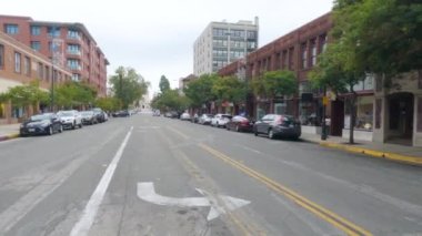 Pasadena, California, ABD-4 Aralık 2022 - Kasvetli bir kış gününde Pasadenas şehir merkezinde tarihi, ağaçlarla kaplı sokaklar sakin ve kasvetli bir atmosferle kaplanır.