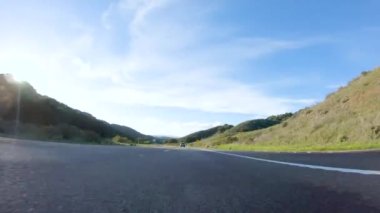 Los Angeles, California, ABD-4 Aralık 2022-POV-Basking güneşli bir kış gününün güzelliği altında, Las Cruces, Kaliforniya yakınlarındaki HWY 1 'de sürüş harika manzaralar sunuyor.