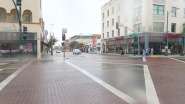 Pasadena, California, ABD-4 Aralık 2022 - Kasvetli bir kış gününde Pasadenas şehir merkezinde tarihi, ağaçlarla kaplı sokaklar sakin ve kasvetli bir atmosferle kaplanır.