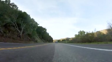 Los Angeles, California, ABD-4 Aralık 2022-POV-Basking güneşli bir kış gününün güzelliği altında, Las Cruces, Kaliforniya yakınlarındaki HWY 1 'de sürüş harika manzaralar sunuyor.