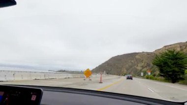 Los Angeles, California, ABD-4 Aralık 2022-POV Yolu 101. Rincon Sahili yakınlarında kasvetli, bulutlu bir kış günü.