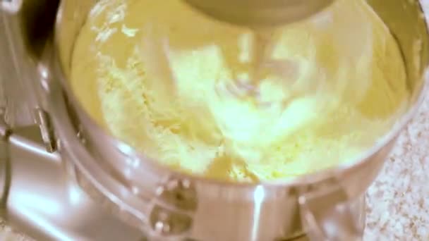 站在搅拌机上搅拌乳白色的奶油糖霜至完美 准备装饰甜点 — 图库视频影像