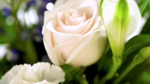 一束迷人的花朵 其特点是新鲜的白玫瑰和各种各样的花朵优雅地摆放在花瓶里 散发着永恒的美丽 — 图库视频影像