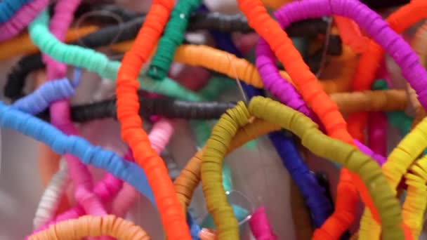Handen Zorgvuldig Organiseren Een Caleidoscoop Van Veelkleurige Patroon Klei Kralen — Stockvideo